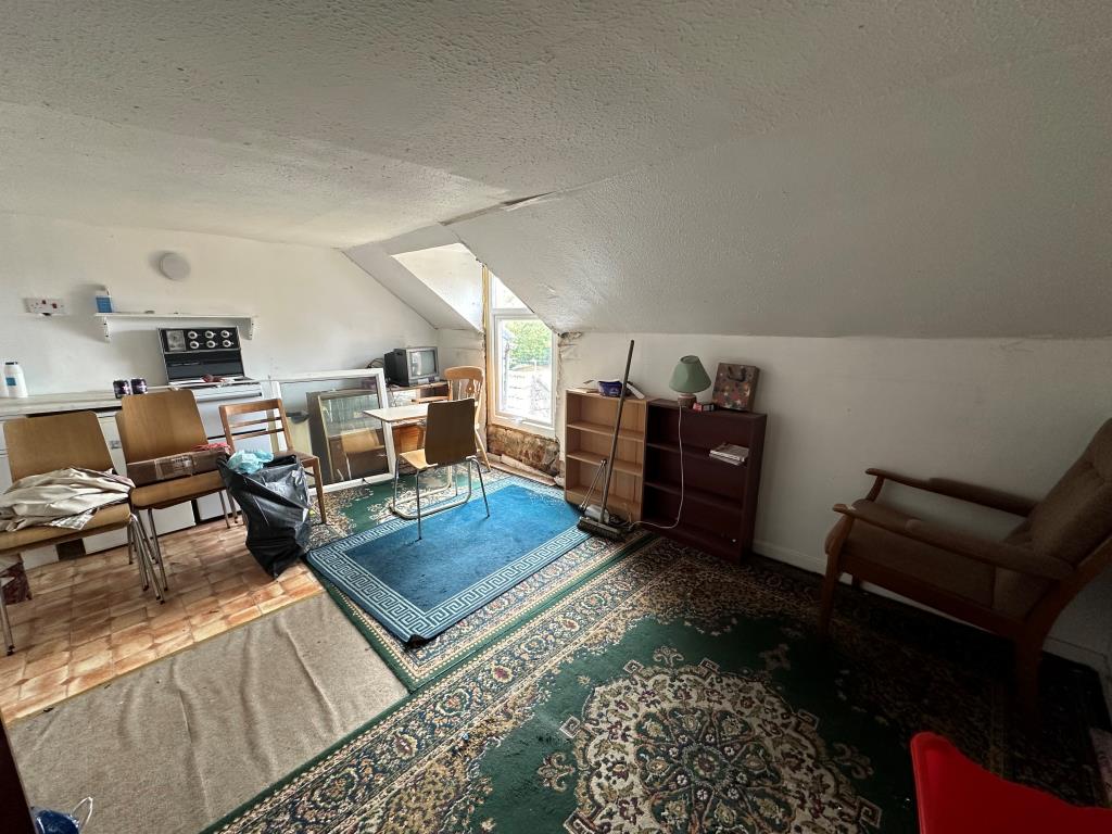 Lot: 95 - FREEHOLD BLOCK OF THREE FLATS - Flat three kitchen and living room